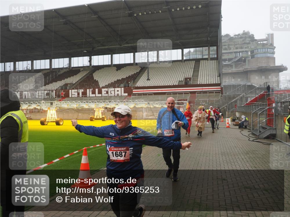 07.12.2025 - St. Pauli X-Mass-Run No. 15 Fabian Wolf http://msf.ph/oto/9365253 07.12.2025 10:11:59 Ziel 756, 1389, 1687, 1688, 1833, 2177, 2906, 3761, 3767, 3870, 3932, 3935, 4658 meine-sportfotos.de
