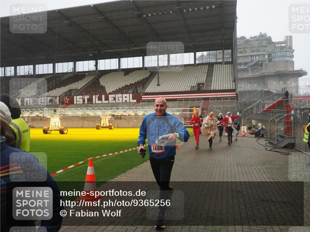 07.12.2025 - St. Pauli X-Mass-Run No. 15 Fabian Wolf http://msf.ph/oto/9365256 07.12.2025 10:12:00 Ziel 756, 1389, 1687, 1688, 1833, 2177, 2906, 3761, 3767, 3870, 3932, 3935, 4658 meine-sportfotos.de