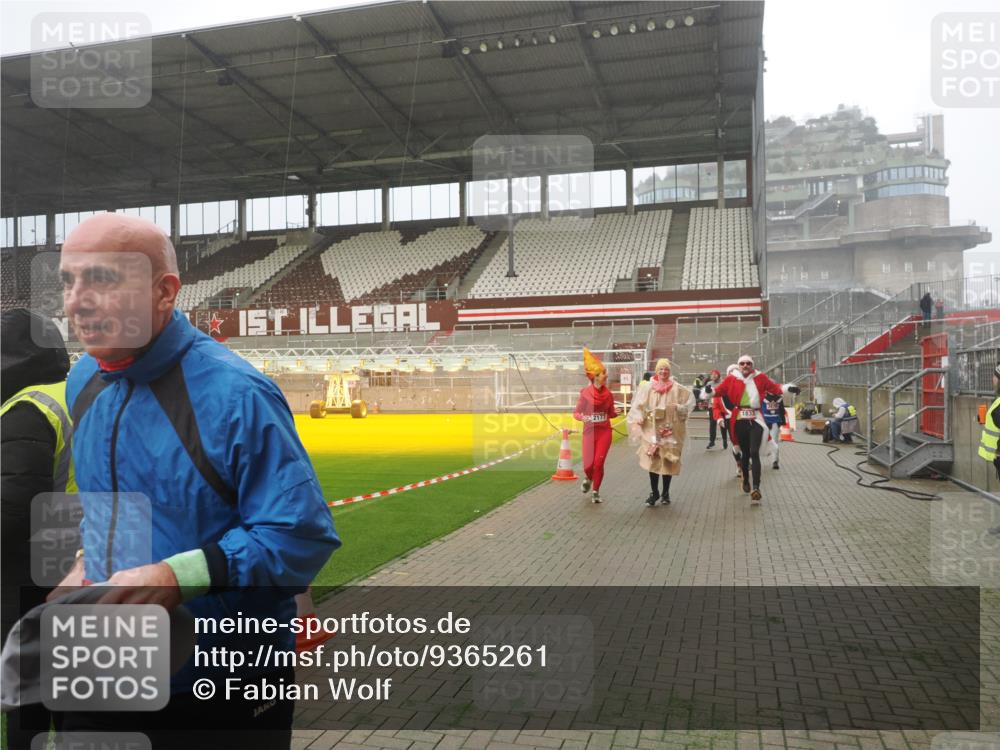 07.12.2025 - St. Pauli X-Mass-Run No. 15 Fabian Wolf http://msf.ph/oto/9365261 07.12.2025 10:12:01 Ziel 756, 1389, 1687, 1688, 1833, 2177, 2906, 3761, 3767, 3870, 3932, 3935, 4658 meine-sportfotos.de