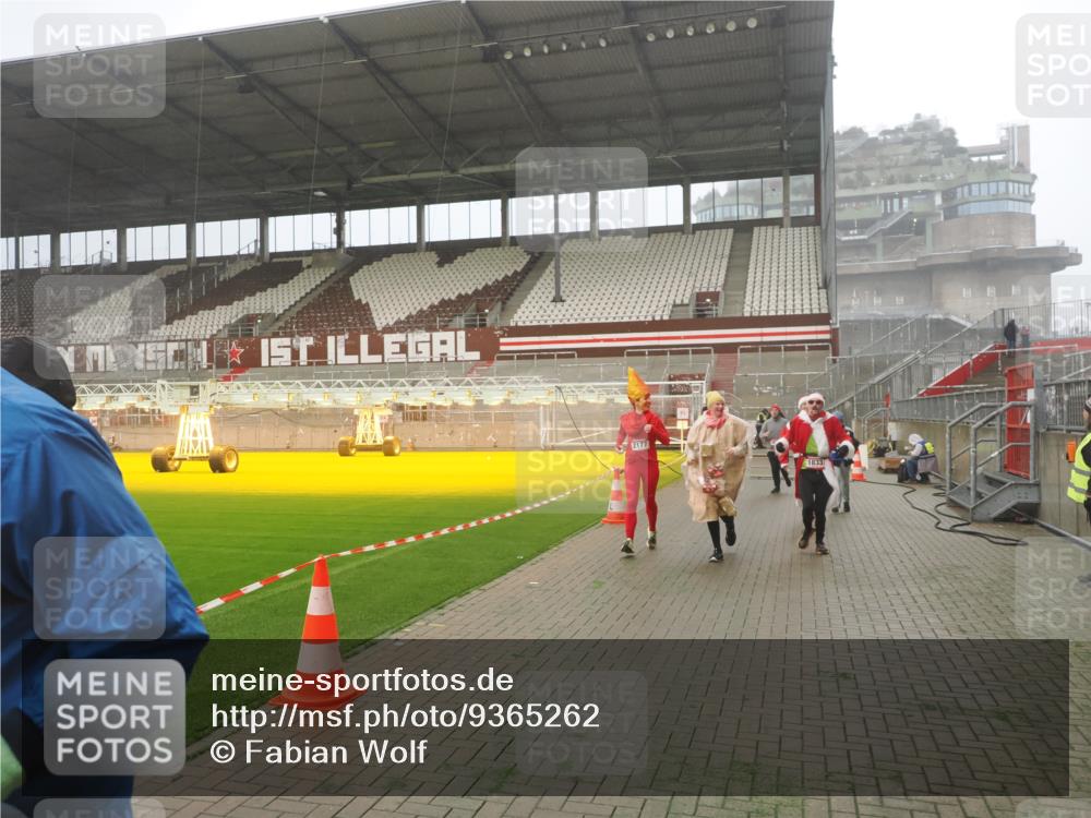 07.12.2025 - St. Pauli X-Mass-Run No. 15 Fabian Wolf http://msf.ph/oto/9365262 07.12.2025 10:12:01 Ziel 756, 1389, 1687, 1688, 1833, 2177, 2906, 3761, 3767, 3870, 3932, 3935, 4658 meine-sportfotos.de