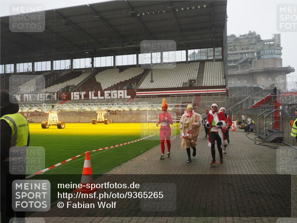 07.12.2025 - St. Pauli X-Mass-Run No. 15 Fabian Wolf http://msf.ph/oto/9365265 07.12.2025 10:12:02 Ziel 756, 1389, 1687, 1688, 1833, 2177, 2906, 3761, 3767, 3870, 3932, 3935, 4658 meine-sportfotos.de