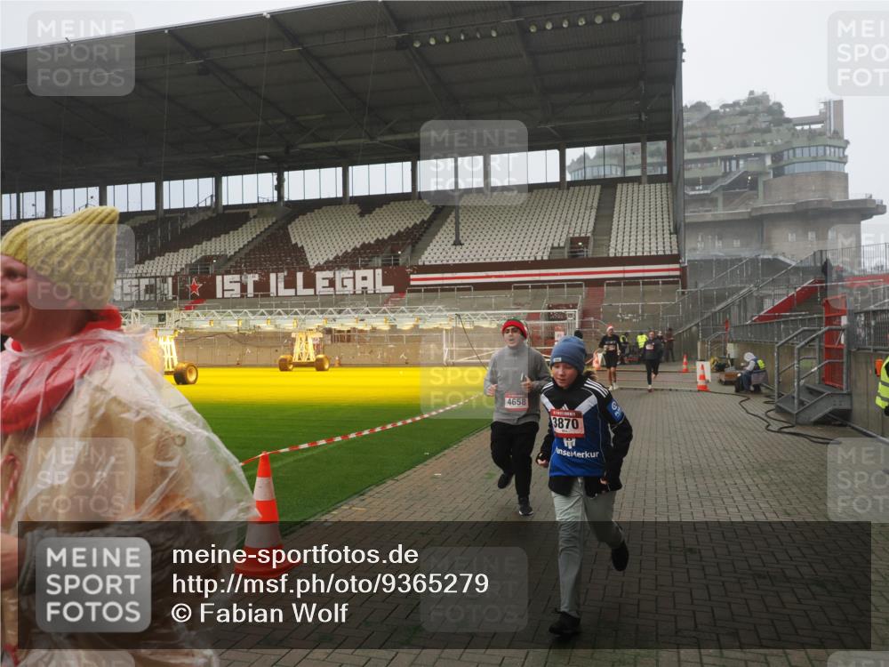 07.12.2025 - St. Pauli X-Mass-Run No. 15 Fabian Wolf http://msf.ph/oto/9365279 07.12.2025 10:12:05 Ziel 756, 1389, 1526, 1687, 1688, 1833, 2177, 3870, 3932, 3935, 4658 meine-sportfotos.de