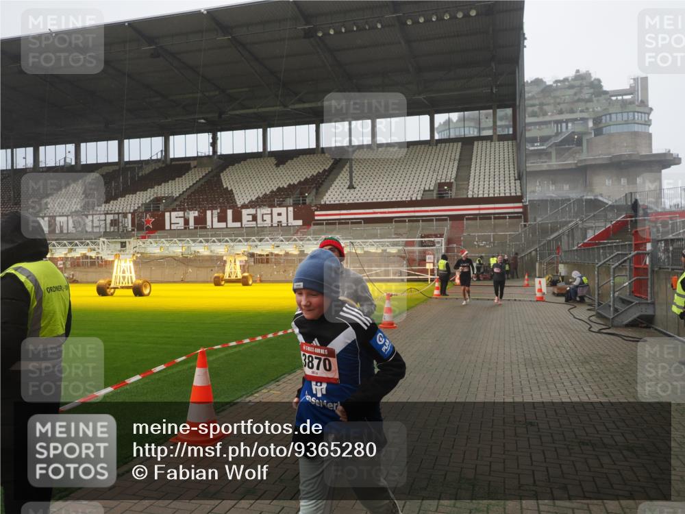 07.12.2025 - St. Pauli X-Mass-Run No. 15 Fabian Wolf http://msf.ph/oto/9365280 07.12.2025 10:12:05 Ziel 756, 1389, 1526, 1687, 1688, 1833, 2177, 3870, 3932, 3935, 4658 meine-sportfotos.de
