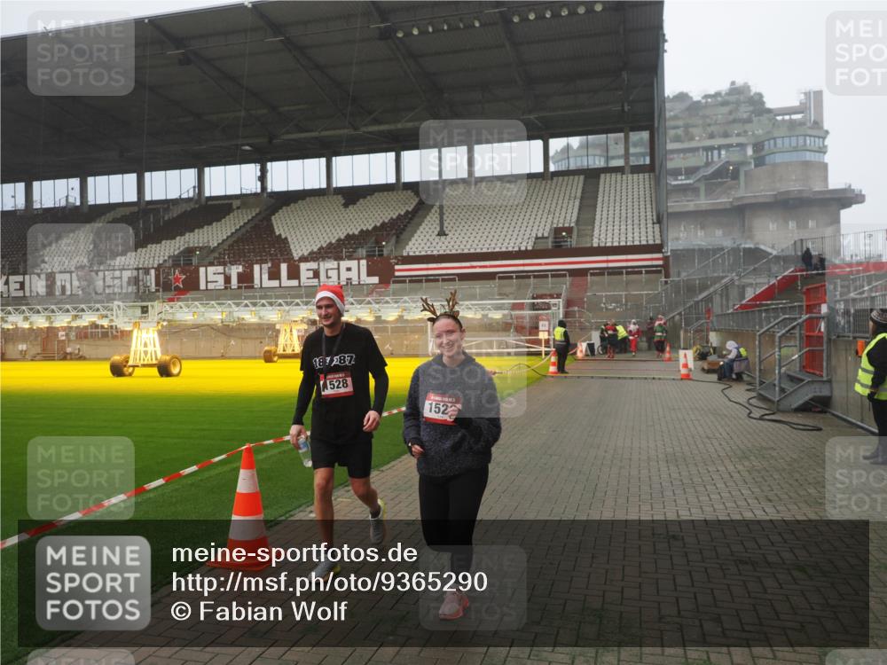 07.12.2025 - St. Pauli X-Mass-Run No. 15 Fabian Wolf http://msf.ph/oto/9365290 07.12.2025 10:12:13 Ziel 756, 1389, 1526, 1833, 2177, 3870, 4658 meine-sportfotos.de