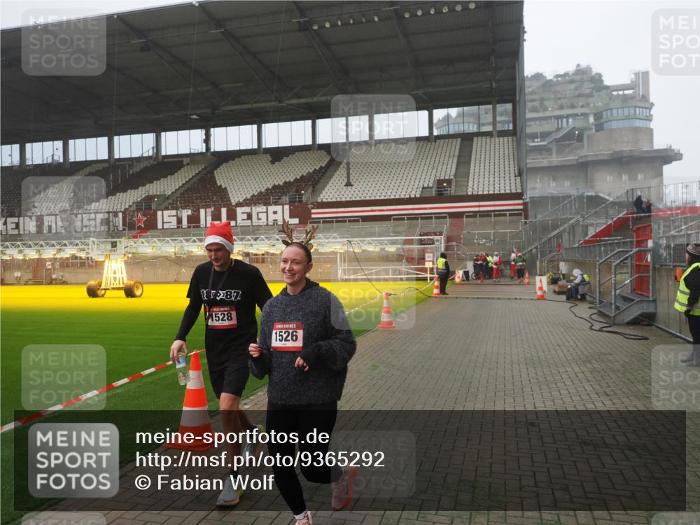07.12.2025 - St. Pauli X-Mass-Run No. 15 Fabian Wolf http://msf.ph/oto/9365292 07.12.2025 10:12:13 Ziel 756, 1389, 1526, 1833, 2177, 3870, 4658 meine-sportfotos.de