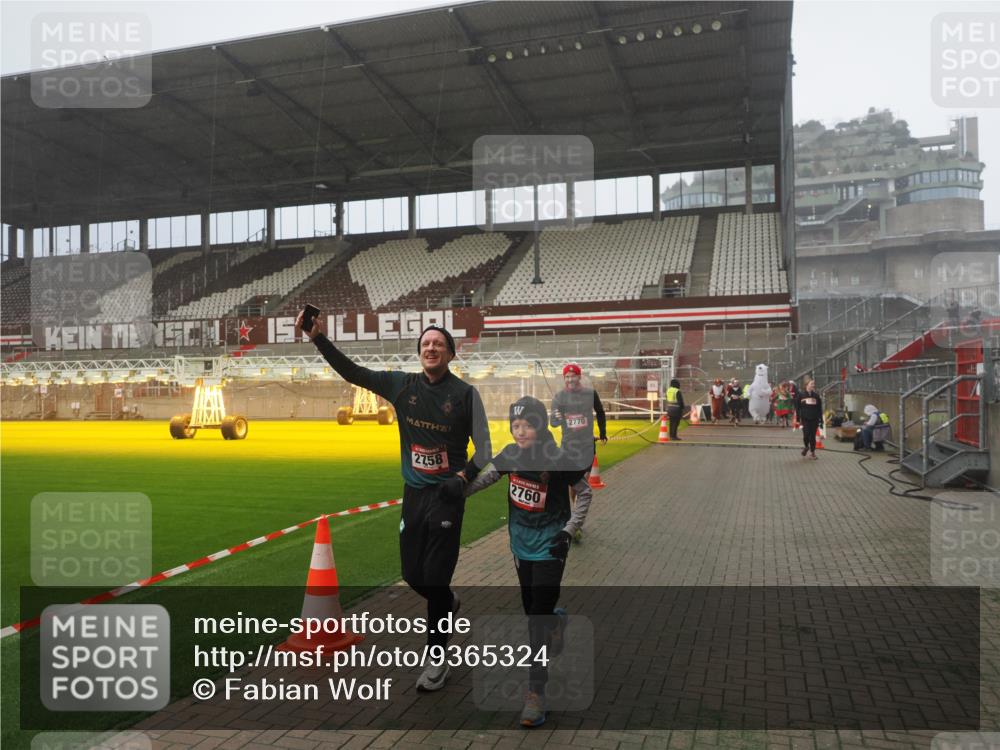 07.12.2025 - St. Pauli X-Mass-Run No. 15 Fabian Wolf http://msf.ph/oto/9365324 07.12.2025 10:12:34 Ziel 1070, 1072, 1074, 1077, 2758, 2760, 2770, 3585 meine-sportfotos.de