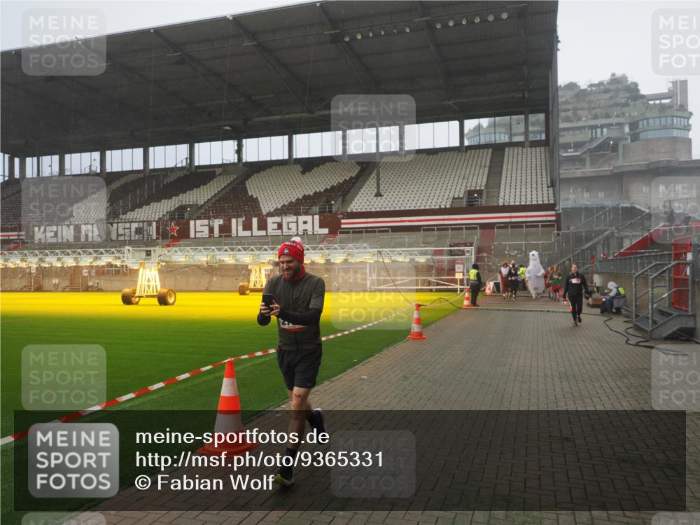 07.12.2025 - St. Pauli X-Mass-Run No. 15 Fabian Wolf http://msf.ph/oto/9365331 07.12.2025 10:12:35 Ziel 1070, 1072, 1074, 1077, 2758, 2760, 2770, 3585 meine-sportfotos.de