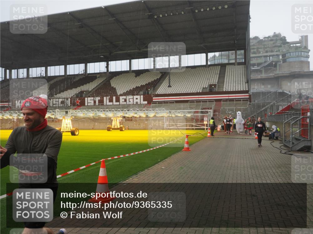 07.12.2025 - St. Pauli X-Mass-Run No. 15 Fabian Wolf http://msf.ph/oto/9365335 07.12.2025 10:12:36 Ziel 1070, 1072, 1074, 1077, 2758, 2760, 2770, 3428, 3514, 3585, 3799, 3834, 3836 meine-sportfotos.de