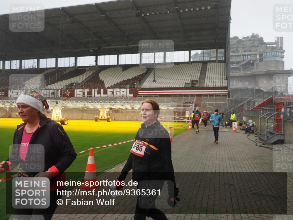 07.12.2025 - St. Pauli X-Mass-Run No. 15 Fabian Wolf http://msf.ph/oto/9365361 07.12.2025 10:12:51 Ziel 9, 18, 80, 938, 2687, 3040, 3428, 3514, 3551, 3557, 3799, 3834, 3836, 4487 meine-sportfotos.de