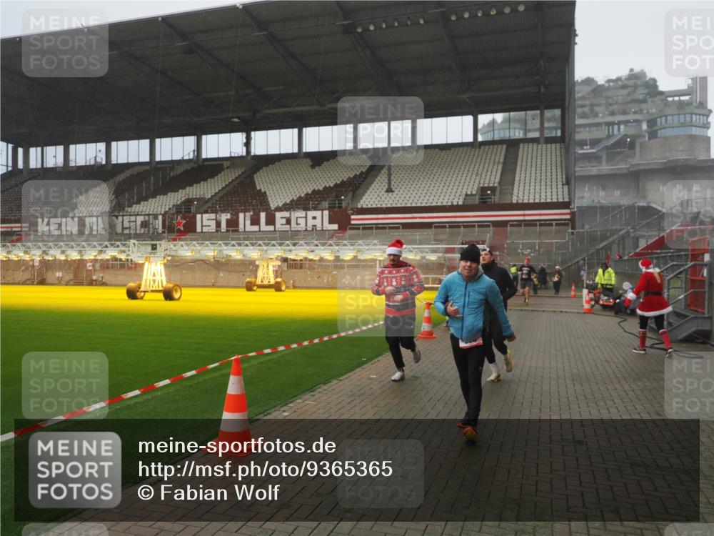 07.12.2025 - St. Pauli X-Mass-Run No. 15 Fabian Wolf http://msf.ph/oto/9365365 07.12.2025 10:12:56 Ziel 9, 18, 80, 938, 1397, 2687, 3040, 3428, 3514, 3551, 3557, 3799, 3834, 3836, 4487 meine-sportfotos.de