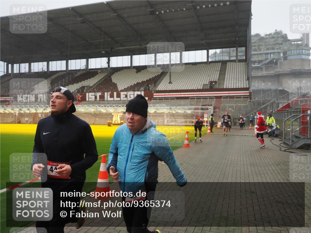 07.12.2025 - St. Pauli X-Mass-Run No. 15 Fabian Wolf http://msf.ph/oto/9365374 07.12.2025 10:12:57 Ziel 9, 18, 80, 938, 1397, 2687, 3040, 3551, 3557, 4487 meine-sportfotos.de