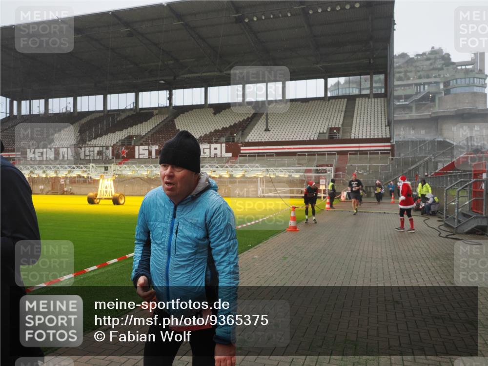 07.12.2025 - St. Pauli X-Mass-Run No. 15 Fabian Wolf http://msf.ph/oto/9365375 07.12.2025 10:12:58 Ziel 9, 18, 80, 938, 1397, 2687, 2712, 3040, 4487 meine-sportfotos.de