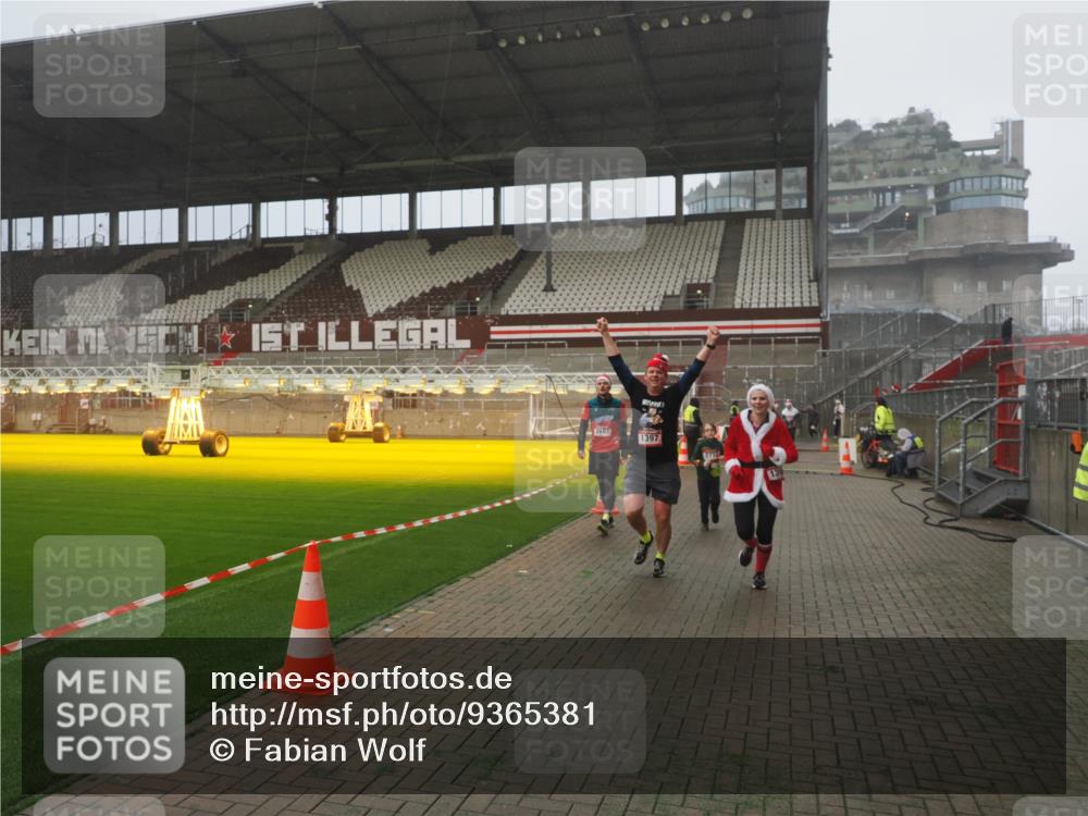 07.12.2025 - St. Pauli X-Mass-Run No. 15 Fabian Wolf http://msf.ph/oto/9365381 07.12.2025 10:13:02 Ziel 80, 938, 1397, 1733, 2687, 2711, 2712, 4487 meine-sportfotos.de