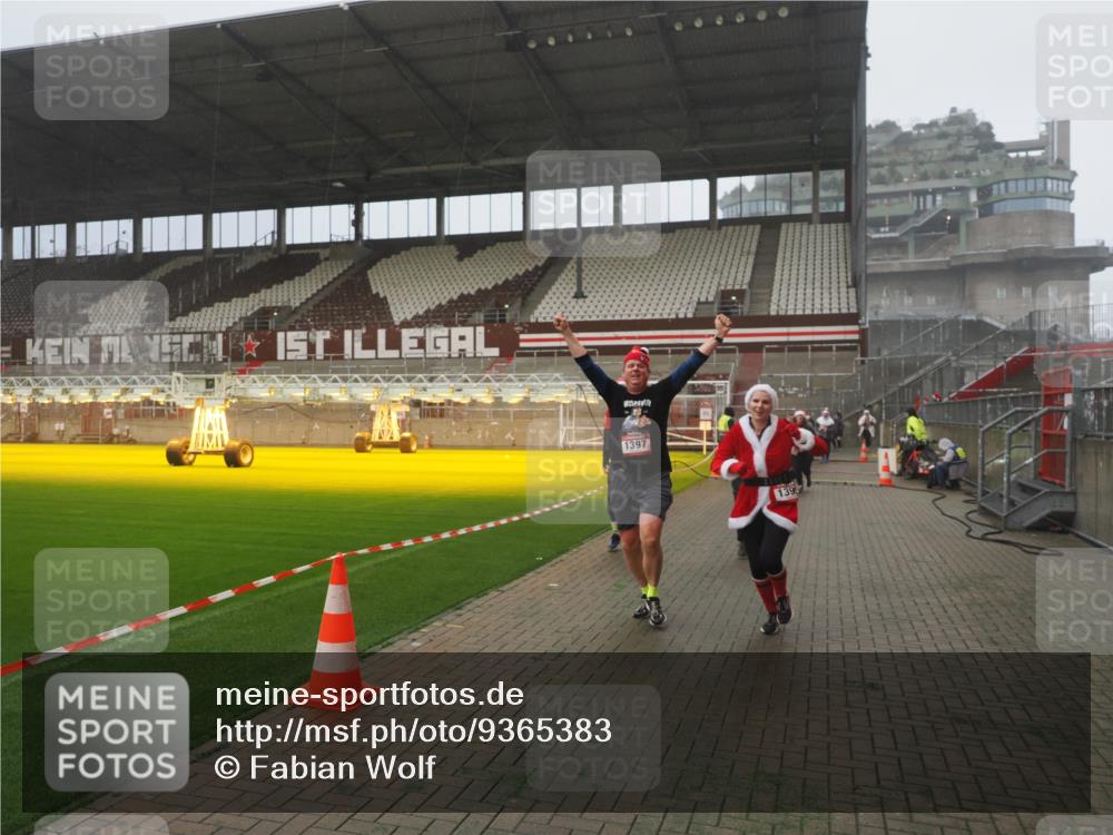 07.12.2025 - St. Pauli X-Mass-Run No. 15 Fabian Wolf http://msf.ph/oto/9365383 07.12.2025 10:13:02 Ziel 80, 938, 1397, 1733, 2687, 2711, 2712, 4487 meine-sportfotos.de