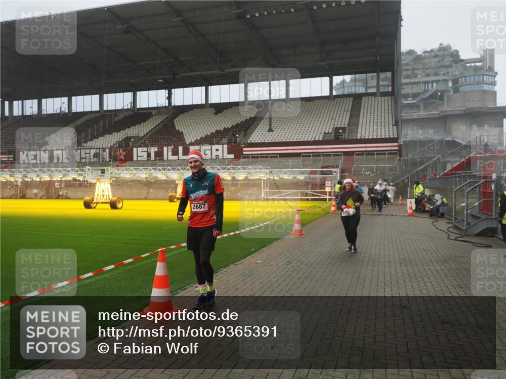 07.12.2025 - St. Pauli X-Mass-Run No. 15 Fabian Wolf http://msf.ph/oto/9365391 07.12.2025 10:13:06 Ziel 80, 1126, 1397, 1733, 2687, 2711, 2712, 3588, 3589, 4487 meine-sportfotos.de