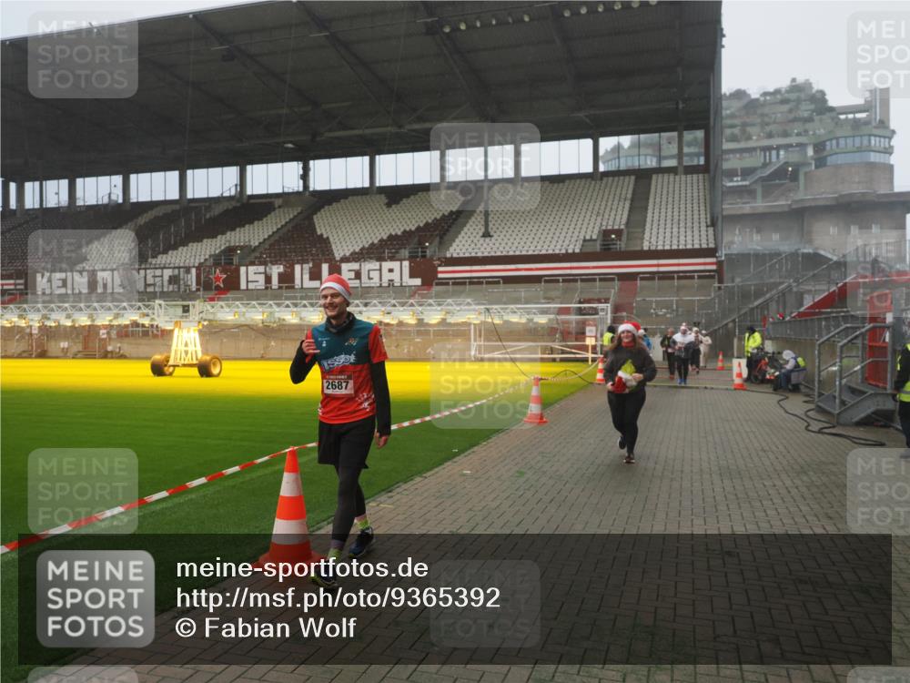 07.12.2025 - St. Pauli X-Mass-Run No. 15 Fabian Wolf http://msf.ph/oto/9365392 07.12.2025 10:13:06 Ziel 80, 1126, 1397, 1733, 2687, 2711, 2712, 3588, 3589, 4487 meine-sportfotos.de