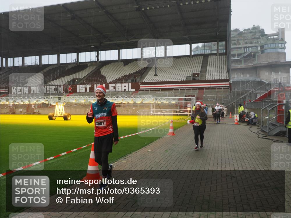 07.12.2025 - St. Pauli X-Mass-Run No. 15 Fabian Wolf http://msf.ph/oto/9365393 07.12.2025 10:13:06 Ziel 80, 1126, 1397, 1733, 2687, 2711, 2712, 3588, 3589, 4487 meine-sportfotos.de