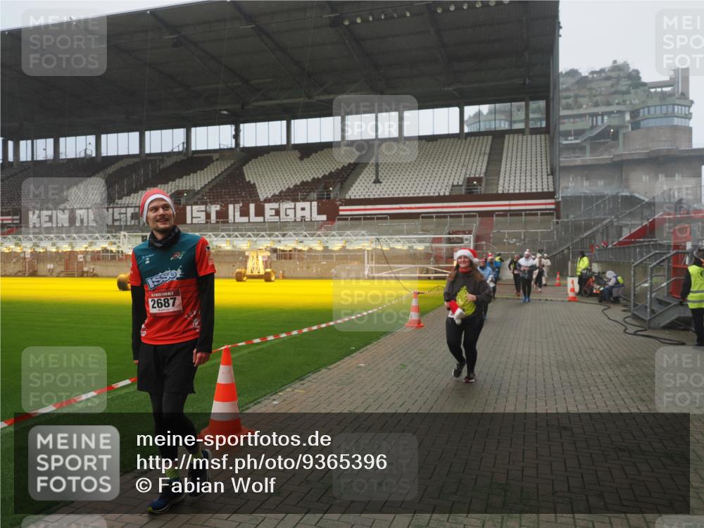 07.12.2025 - St. Pauli X-Mass-Run No. 15 Fabian Wolf http://msf.ph/oto/9365396 07.12.2025 10:13:07 Ziel 80, 1126, 1397, 1733, 2687, 2711, 2712, 3588, 3589, 4487, 4664 meine-sportfotos.de