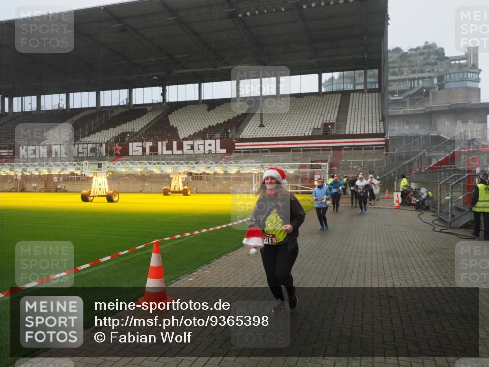 07.12.2025 - St. Pauli X-Mass-Run No. 15 Fabian Wolf http://msf.ph/oto/9365398 07.12.2025 10:13:08 Ziel 80, 1044, 1126, 1397, 1733, 2687, 2711, 2712, 3588, 3589, 4487, 4664 meine-sportfotos.de