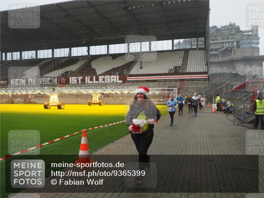 07.12.2025 - St. Pauli X-Mass-Run No. 15 Fabian Wolf http://msf.ph/oto/9365399 07.12.2025 10:13:08 Ziel 80, 1044, 1126, 1397, 1733, 2687, 2711, 2712, 3588, 3589, 4487, 4664 meine-sportfotos.de