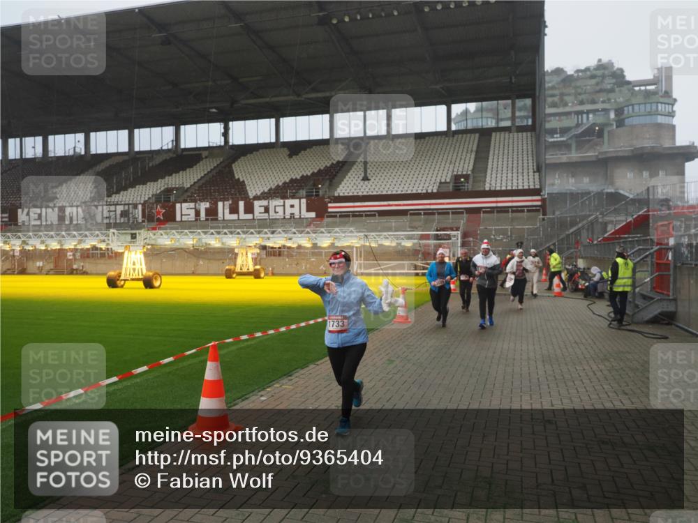 07.12.2025 - St. Pauli X-Mass-Run No. 15 Fabian Wolf http://msf.ph/oto/9365404 07.12.2025 10:13:11 Ziel 80, 1044, 1126, 1397, 1733, 2711, 2712, 3588, 3589, 4081, 4082, 4083, 4487, 4664 meine-sportfotos.de
