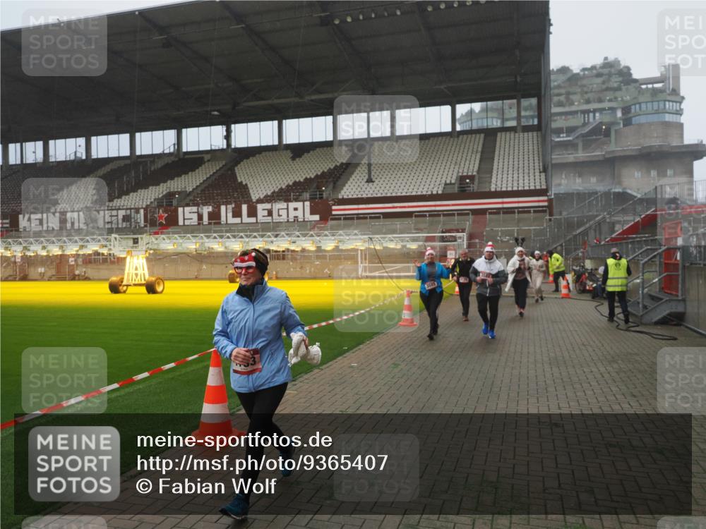 07.12.2025 - St. Pauli X-Mass-Run No. 15 Fabian Wolf http://msf.ph/oto/9365407 07.12.2025 10:13:12 Ziel 1044, 1126, 1397, 1733, 2711, 2712, 3588, 3589, 4081, 4082, 4083, 4664 meine-sportfotos.de
