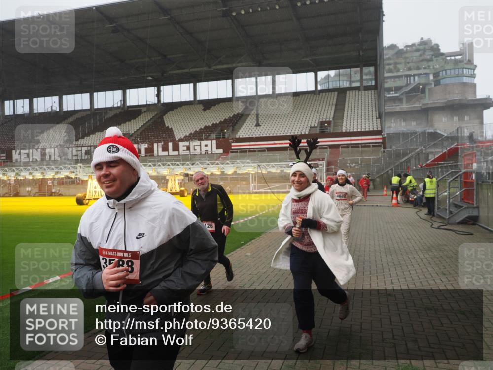 07.12.2025 - St. Pauli X-Mass-Run No. 15 Fabian Wolf http://msf.ph/oto/9365420 07.12.2025 10:13:16 Ziel 1044, 1062, 1126, 1220, 1733, 2711, 2712, 3588, 3589, 4081, 4082, 4083, 4664 meine-sportfotos.de