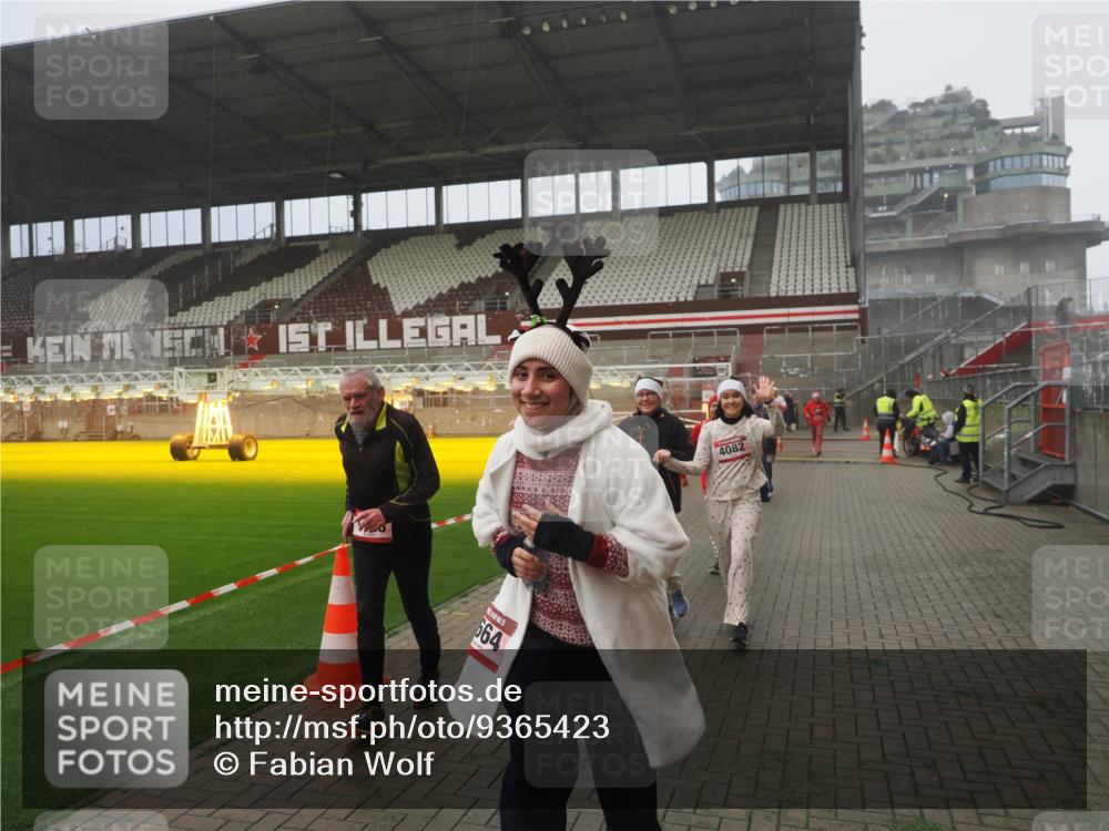 07.12.2025 - St. Pauli X-Mass-Run No. 15 Fabian Wolf http://msf.ph/oto/9365423 07.12.2025 10:13:17 Ziel 1044, 1062, 1126, 1220, 1733, 2711, 2712, 3588, 3589, 4081, 4082, 4083, 4664 meine-sportfotos.de