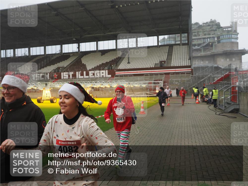07.12.2025 - St. Pauli X-Mass-Run No. 15 Fabian Wolf http://msf.ph/oto/9365430 07.12.2025 10:13:18 Ziel 1044, 1062, 1126, 1220, 1733, 2711, 2712, 3588, 3589, 4081, 4082, 4083, 4664 meine-sportfotos.de