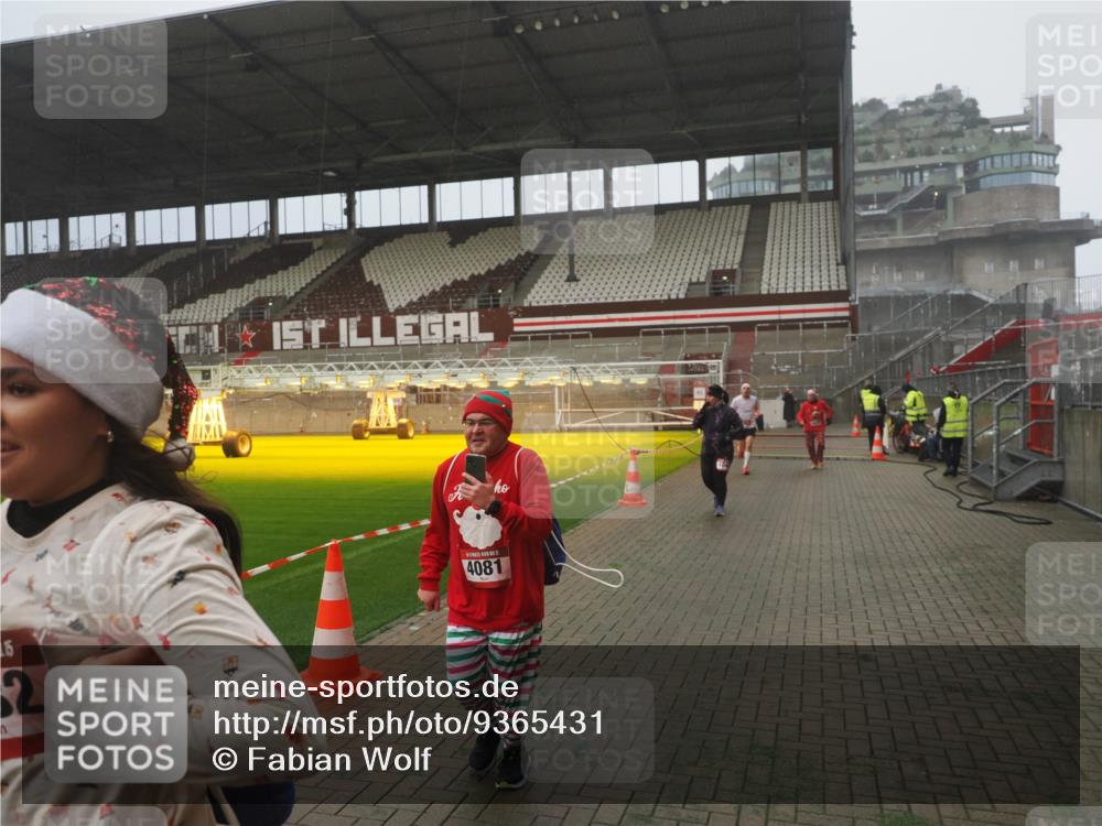 07.12.2025 - St. Pauli X-Mass-Run No. 15 Fabian Wolf http://msf.ph/oto/9365431 07.12.2025 10:13:18 Ziel 1044, 1062, 1126, 1220, 1733, 2711, 2712, 3588, 3589, 4081, 4082, 4083, 4664 meine-sportfotos.de