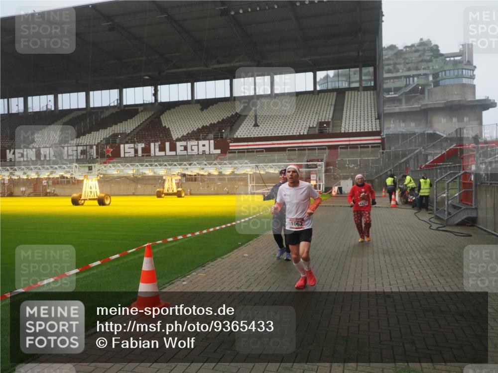 07.12.2025 - St. Pauli X-Mass-Run No. 15 Fabian Wolf http://msf.ph/oto/9365433 07.12.2025 10:13:22 Ziel 1044, 1062, 1126, 1220, 3588, 3589, 4081, 4082, 4083, 4664 meine-sportfotos.de