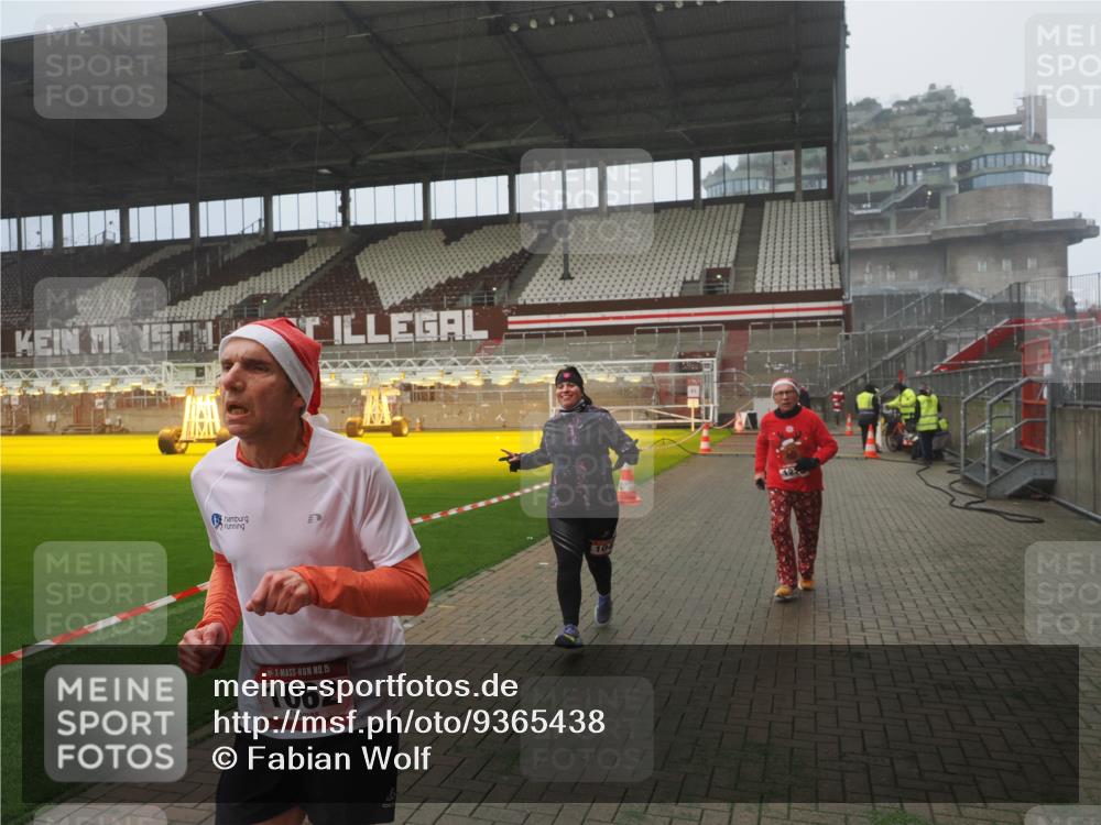 07.12.2025 - St. Pauli X-Mass-Run No. 15 Fabian Wolf http://msf.ph/oto/9365438 07.12.2025 10:13:23 Ziel 1044, 1062, 1126, 1220, 3588, 3589, 4081, 4082, 4083, 4664 meine-sportfotos.de