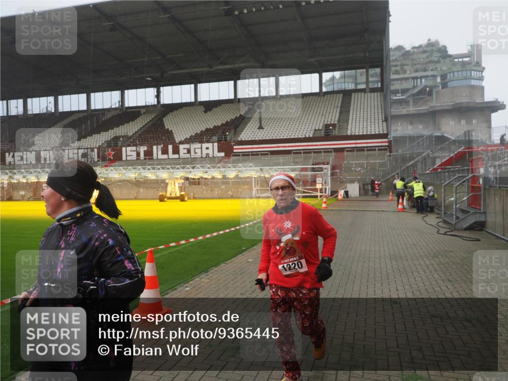 07.12.2025 - St. Pauli X-Mass-Run No. 15 Fabian Wolf http://msf.ph/oto/9365445 07.12.2025 10:13:24 Ziel 1044, 1062, 1126, 1220, 3589, 4081, 4082, 4083, 4664 meine-sportfotos.de