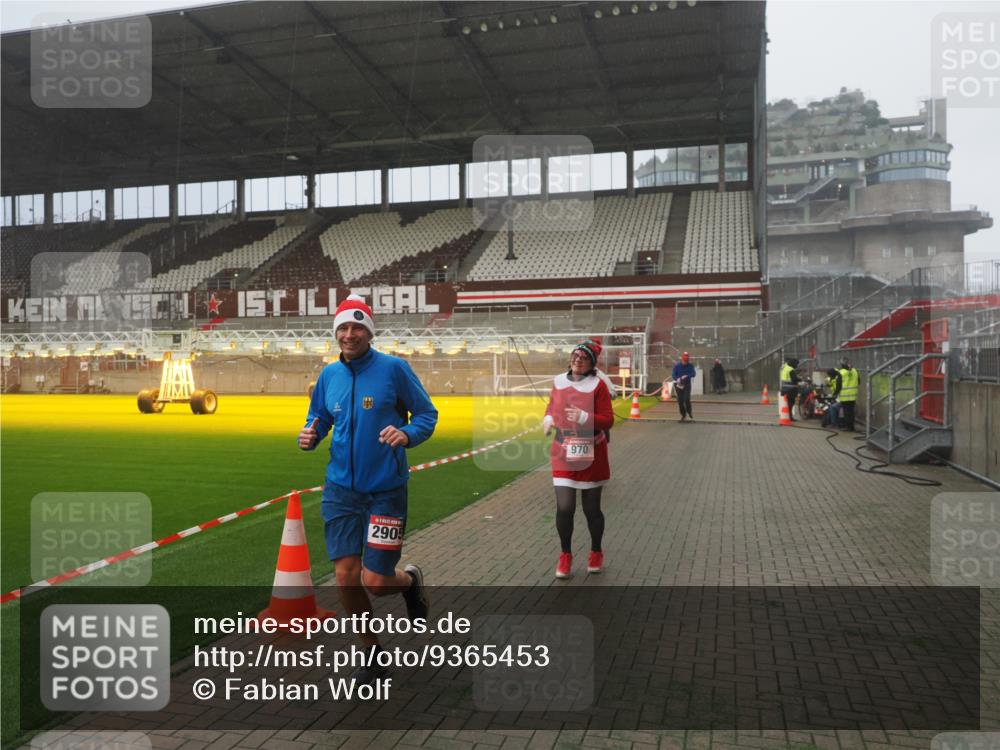 07.12.2025 - St. Pauli X-Mass-Run No. 15 Fabian Wolf http://msf.ph/oto/9365453 07.12.2025 10:13:37 Ziel 88, 970, 1699, 2905 meine-sportfotos.de