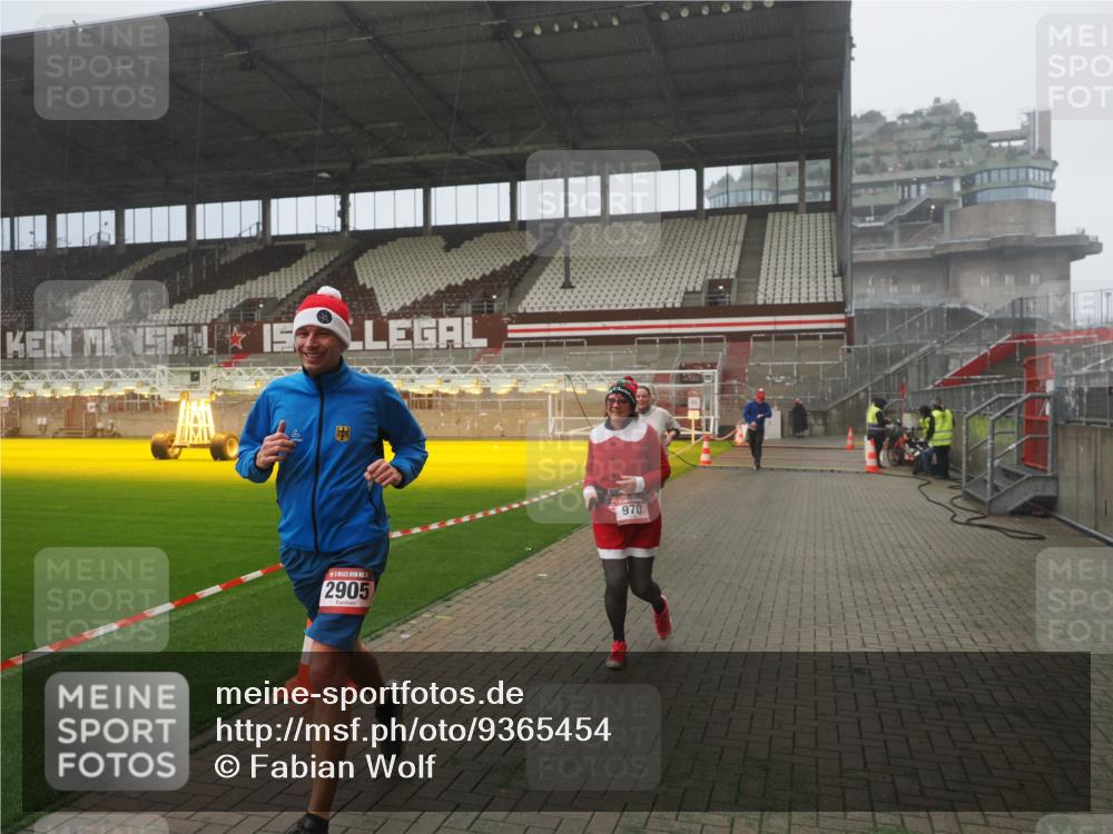 07.12.2025 - St. Pauli X-Mass-Run No. 15 Fabian Wolf http://msf.ph/oto/9365454 07.12.2025 10:13:37 Ziel 88, 970, 1699, 2905 meine-sportfotos.de