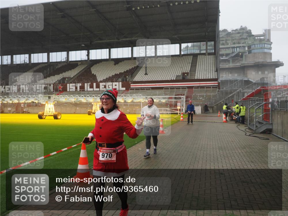07.12.2025 - St. Pauli X-Mass-Run No. 15 Fabian Wolf http://msf.ph/oto/9365460 07.12.2025 10:13:39 Ziel 88, 970, 1699, 2905 meine-sportfotos.de