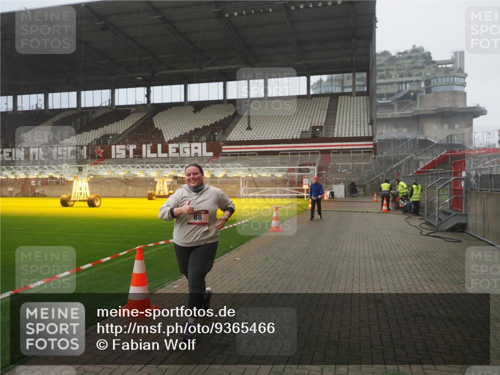 07.12.2025 - St. Pauli X-Mass-Run No. 15 Fabian Wolf http://msf.ph/oto/9365466 07.12.2025 10:13:40 Ziel 88, 970, 1699, 2905 meine-sportfotos.de