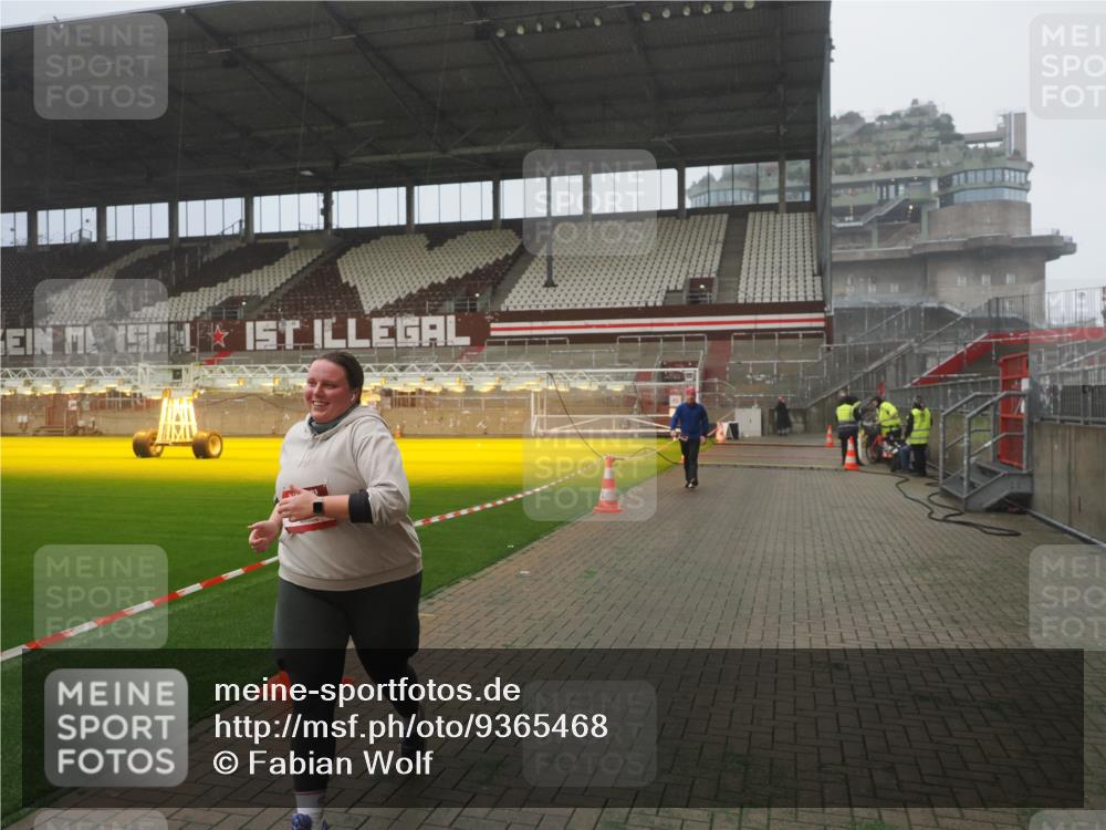 07.12.2025 - St. Pauli X-Mass-Run No. 15 Fabian Wolf http://msf.ph/oto/9365468 07.12.2025 10:13:40 Ziel 88, 970, 1699, 2905 meine-sportfotos.de