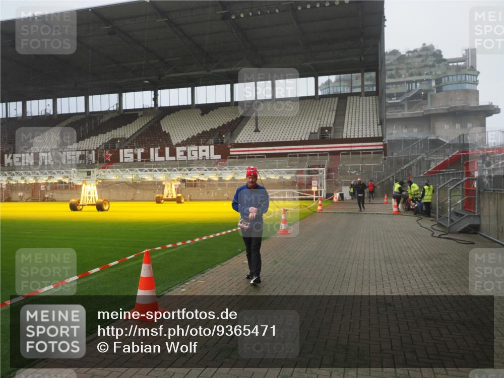 07.12.2025 - St. Pauli X-Mass-Run No. 15 Fabian Wolf http://msf.ph/oto/9365471 07.12.2025 10:13:46 Ziel 88, 970, 1699, 2905, 2951 meine-sportfotos.de