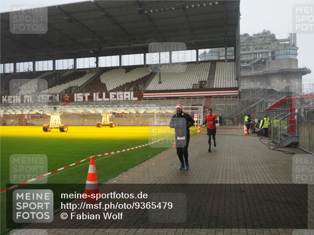 07.12.2025 - St. Pauli X-Mass-Run No. 15 Fabian Wolf http://msf.ph/oto/9365479 07.12.2025 10:13:53 Ziel 1699, 2951, 4371 meine-sportfotos.de