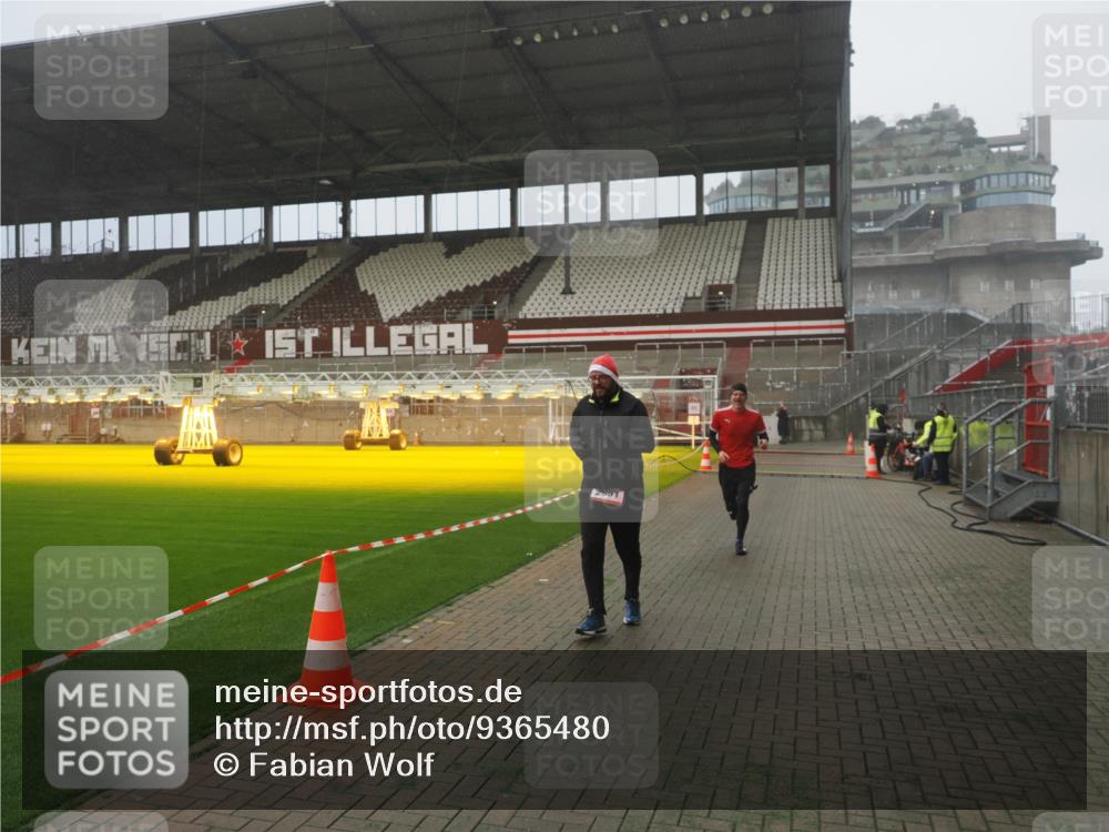 07.12.2025 - St. Pauli X-Mass-Run No. 15 Fabian Wolf http://msf.ph/oto/9365480 07.12.2025 10:13:53 Ziel 1699, 2951, 4371 meine-sportfotos.de
