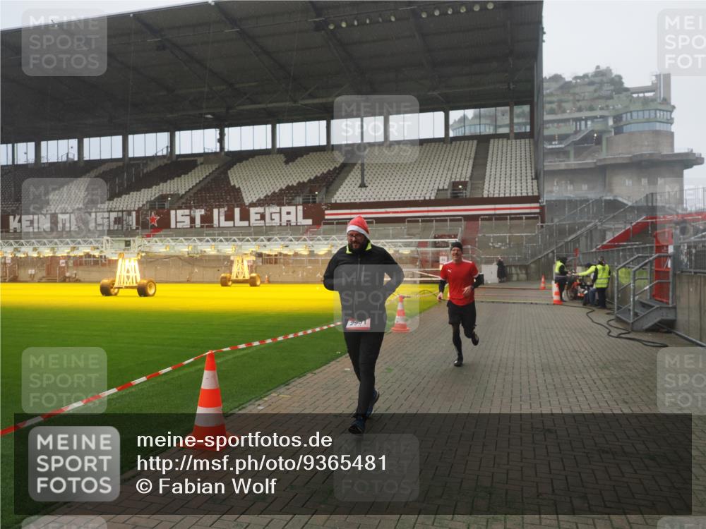 07.12.2025 - St. Pauli X-Mass-Run No. 15 Fabian Wolf http://msf.ph/oto/9365481 07.12.2025 10:13:54 Ziel 1699, 2951, 4371 meine-sportfotos.de