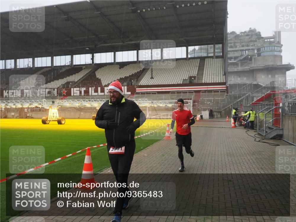 07.12.2025 - St. Pauli X-Mass-Run No. 15 Fabian Wolf http://msf.ph/oto/9365483 07.12.2025 10:13:55 Ziel 1699, 2951, 4371 meine-sportfotos.de