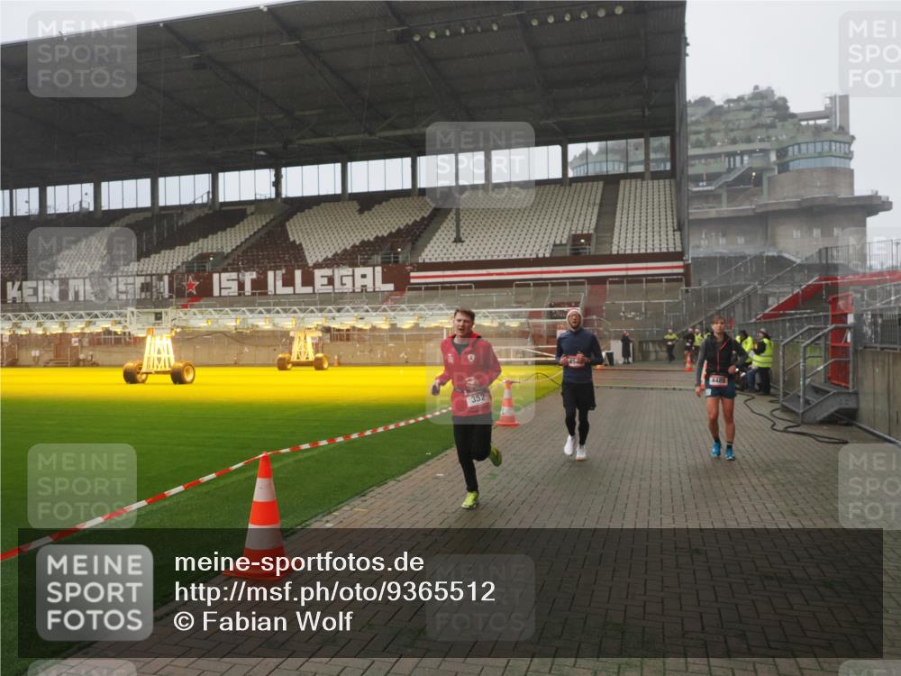 07.12.2025 - St. Pauli X-Mass-Run No. 15 Fabian Wolf http://msf.ph/oto/9365512 07.12.2025 10:14:19 Ziel 174, 352, 3243, 4489, 4502, 4526, 4545 meine-sportfotos.de