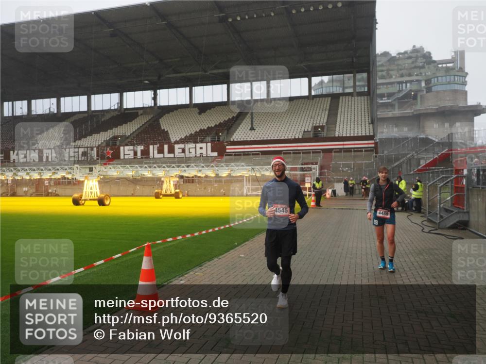 07.12.2025 - St. Pauli X-Mass-Run No. 15 Fabian Wolf http://msf.ph/oto/9365520 07.12.2025 10:14:20 Ziel 174, 352, 3243, 4489, 4502, 4526, 4545 meine-sportfotos.de