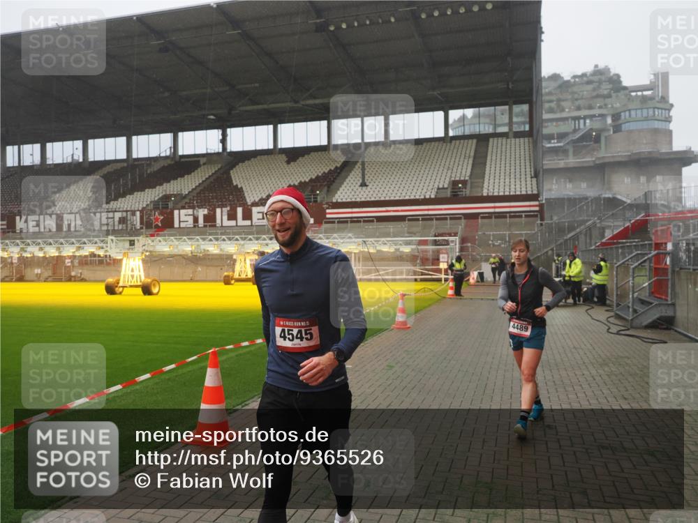 07.12.2025 - St. Pauli X-Mass-Run No. 15 Fabian Wolf http://msf.ph/oto/9365526 07.12.2025 10:14:21 Ziel 174, 352, 3243, 4489, 4502, 4526, 4545 meine-sportfotos.de