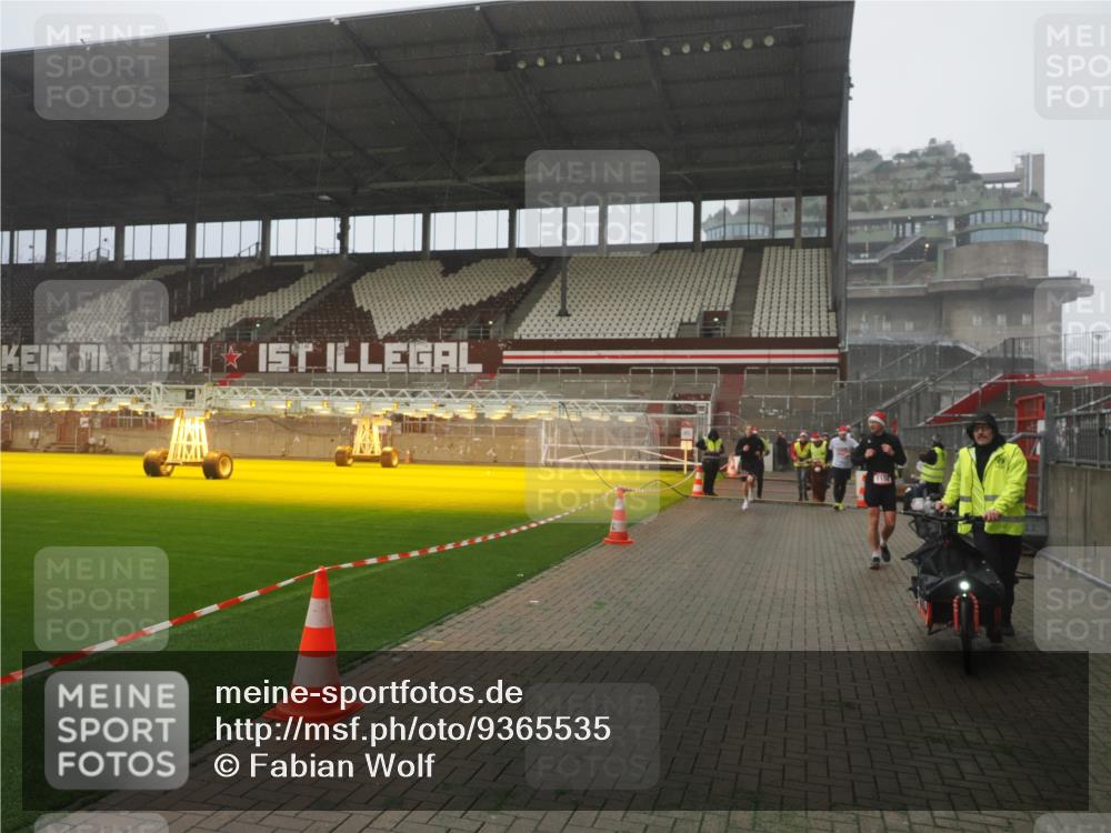 07.12.2025 - St. Pauli X-Mass-Run No. 15 Fabian Wolf http://msf.ph/oto/9365535 07.12.2025 10:14:29 Ziel 174, 352, 1158, 2564, 2617, 2618, 2864, 4489, 4508, 4545 meine-sportfotos.de