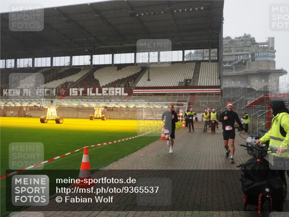 07.12.2025 - St. Pauli X-Mass-Run No. 15 Fabian Wolf http://msf.ph/oto/9365537 07.12.2025 10:14:32 Ziel 352, 1158, 2564, 2617, 2618, 2864, 4489, 4508, 4545 meine-sportfotos.de
