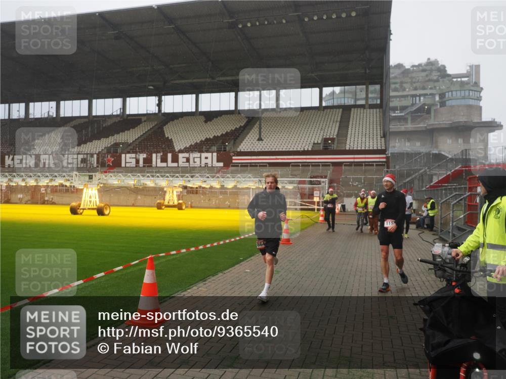 07.12.2025 - St. Pauli X-Mass-Run No. 15 Fabian Wolf http://msf.ph/oto/9365540 07.12.2025 10:14:32 Ziel 352, 1158, 2564, 2617, 2618, 2864, 4489, 4508, 4545 meine-sportfotos.de