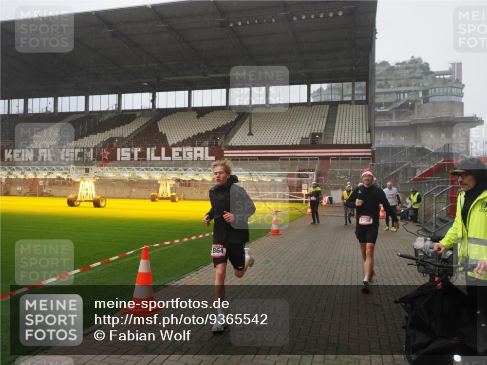 07.12.2025 - St. Pauli X-Mass-Run No. 15 Fabian Wolf http://msf.ph/oto/9365542 07.12.2025 10:14:33 Ziel 352, 1158, 2564, 2617, 2618, 2864, 3565, 4508, 4545 meine-sportfotos.de